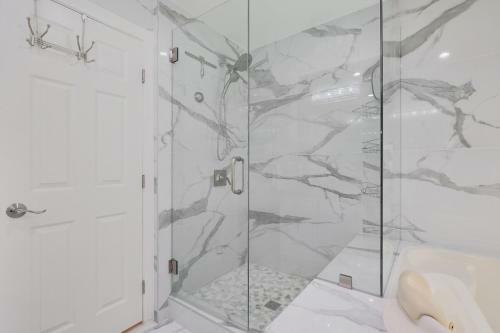 Conveniently Located Modern Luxury Home
