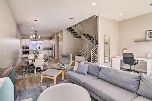 Spacious Phoenix Townhome With Balcony And Office