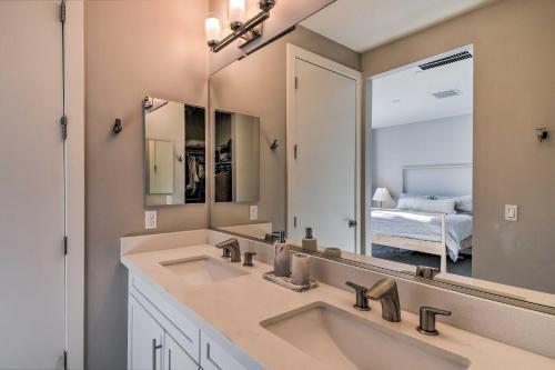 Spacious Phoenix Townhome With Balcony And Office