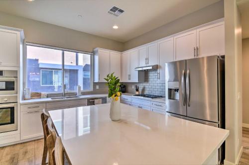 Spacious Phoenix Townhome With Balcony And Office