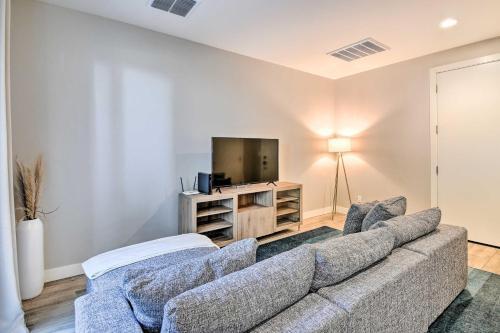 Spacious Phoenix Townhome With Balcony And Office