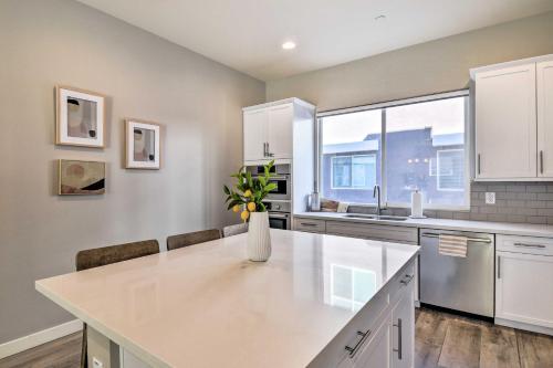 Spacious Phoenix Townhome With Balcony And Office