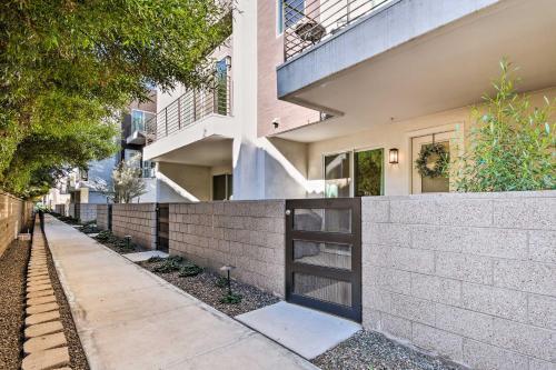 Spacious Phoenix Townhome With Balcony And Office