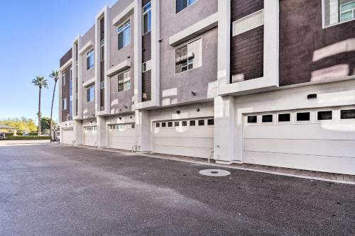 Spacious Phoenix Townhome With Balcony And Office