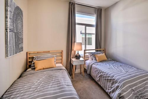 Spacious Phoenix Townhome With Balcony And Office