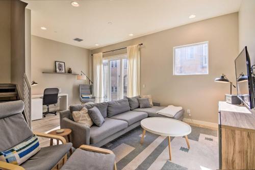 Spacious Phoenix Townhome With Balcony And Office