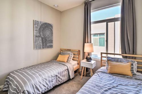 Spacious Phoenix Townhome With Balcony And Office