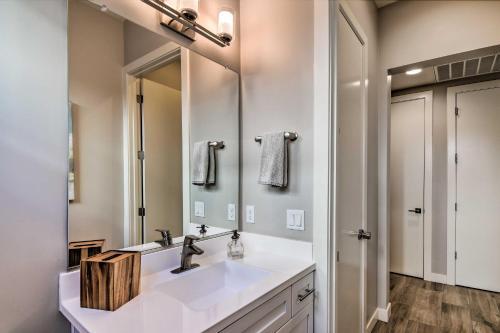 Spacious Phoenix Townhome With Balcony And Office