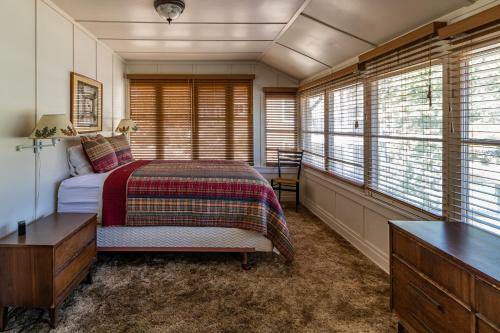 Rustic Lakefront Cabin