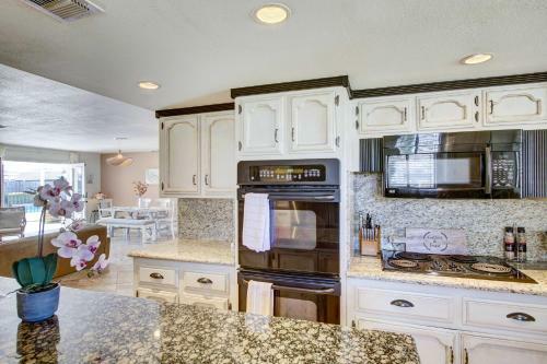 Family-friendly Bakersfield Getaway With Pool!