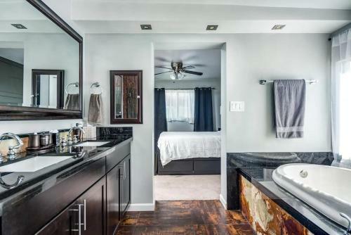 Location Location- 5 Bedroom Smart Home - Firepit/garage