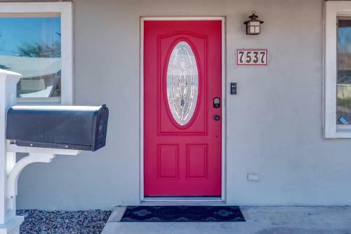Location Location- 5 Bedroom Smart Home - Firepit/garage