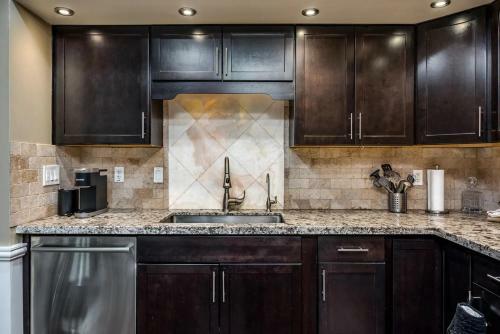 Location Location- 5 Bedroom Smart Home - Firepit/garage