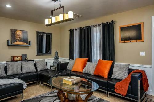 Location Location- 5 Bedroom Smart Home - Firepit/garage