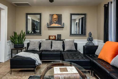 Location Location- 5 Bedroom Smart Home - Firepit/garage