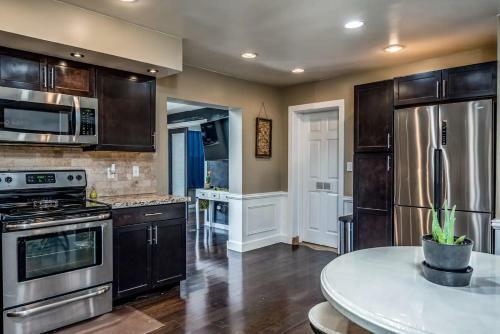 Location Location- 5 Bedroom Smart Home - Firepit/garage