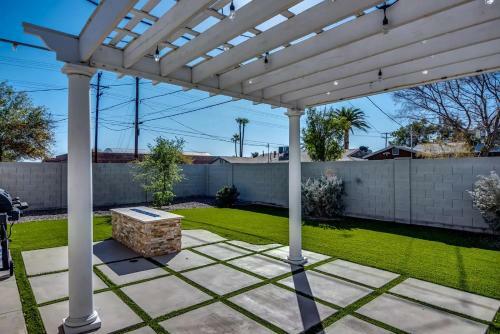 Location Location- 5 Bedroom Smart Home - Firepit/garage