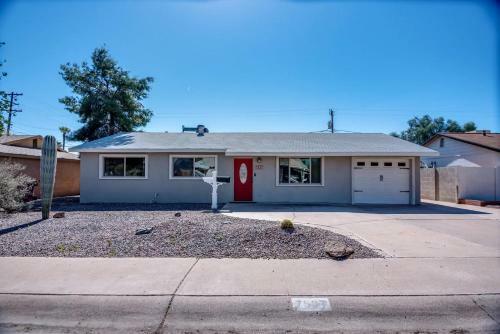 Location Location- 5 Bedroom Smart Home - Firepit/garage