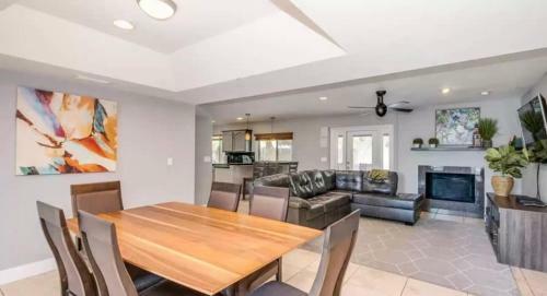 4 Bdr, Two Master Suite, Billiards & Desert Oasis Pool