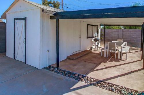 Scottsdale Mid Century Modern Wsparkling Pool