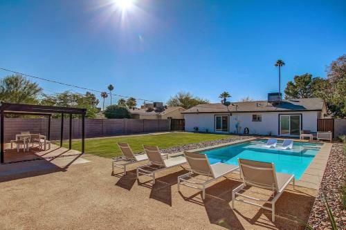 Scottsdale Mid Century Modern Wsparkling Pool