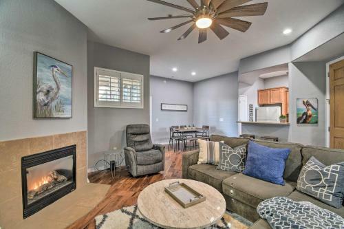 Vibrant Townhome With Balcony And Community Pool!