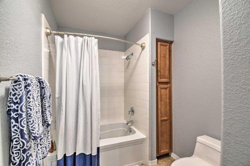 Vibrant Townhome With Balcony And Community Pool!