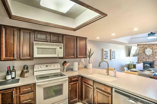 Apartamento 1st-floor Condo With Golf Course Views And Pool!