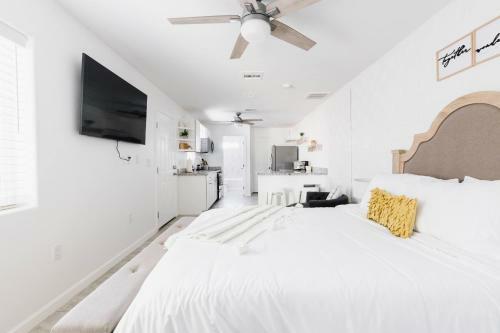 Picadilly Casita - Kitchen In Modern Casita+private Bathroom & Washer