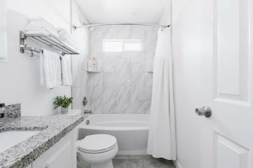 Picadilly Casita - Kitchen In Modern Casita+private Bathroom & Washer