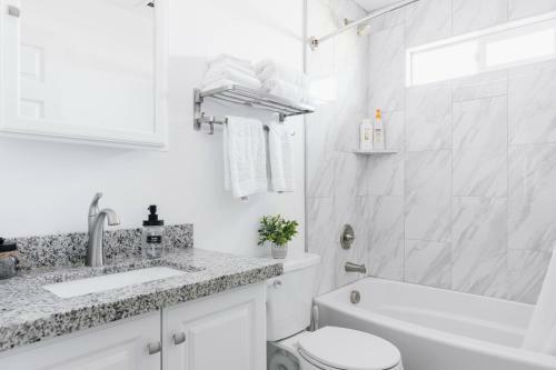 Picadilly Casita - Kitchen In Modern Casita+private Bathroom & Washer