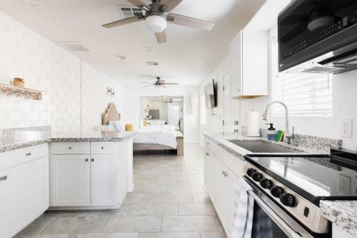 Picadilly Casita - Kitchen In Modern Casita+private Bathroom & Washer