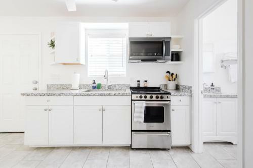 Picadilly Casita - Kitchen In Modern Casita+private Bathroom & Washer