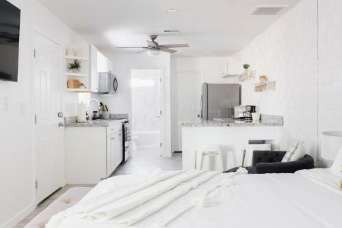 Picadilly Casita - Kitchen In Modern Casita+private Bathroom & Washer