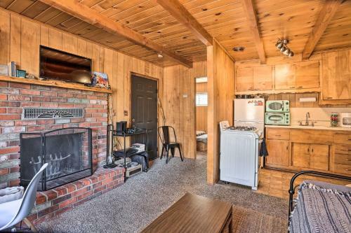 Peaceful Tiny Cabin About 3 Mi To Big Bear Lake!