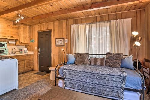 Peaceful Tiny Cabin About 3 Mi To Big Bear Lake!