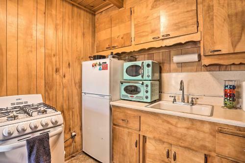 Peaceful Tiny Cabin About 3 Mi To Big Bear Lake!