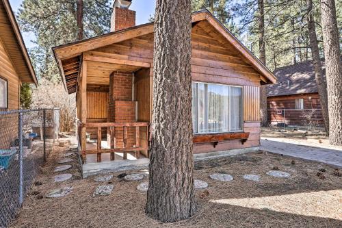 Peaceful Tiny Cabin About 3 Mi To Big Bear Lake!
