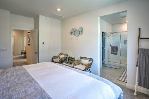 Beachy-chic Anaheim Home With Balcony And Pool!