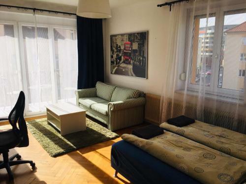 Sch�nes Und Sonniges Balkonzimmer