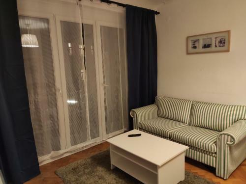 Sch�nes Und Sonniges Balkonzimmer