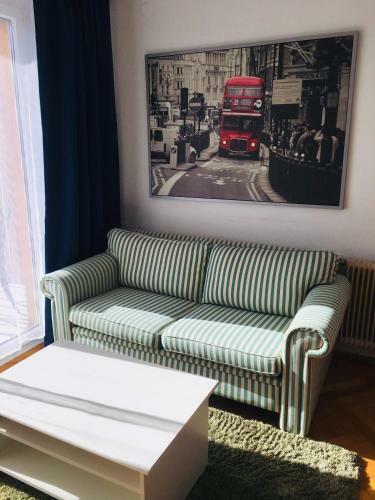 Sch�nes Und Sonniges Balkonzimmer