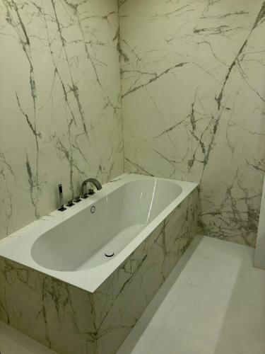 Luxury Two Bedroom Apartment With Bath