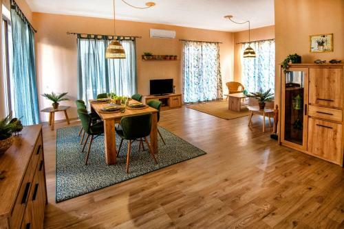 Villa Lahana House In Majestic Complex
