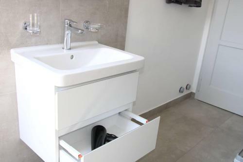 New Modern Apartment With Beautiful Lake View!