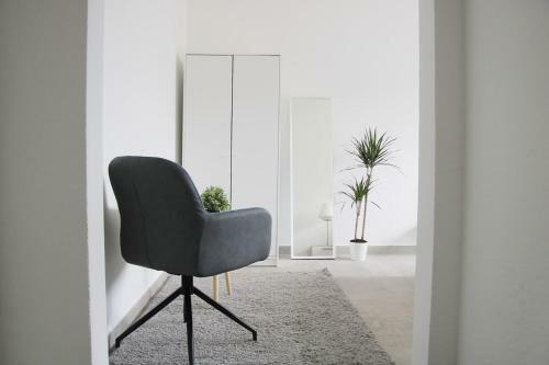 New Modern Apartment With Beautiful Lake View!
