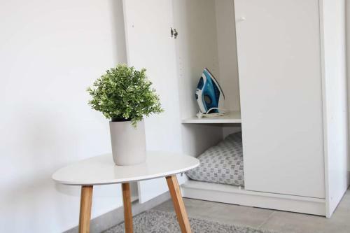 New Modern Apartment With Beautiful Lake View!