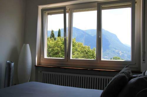 New Modern Apartment With Beautiful Lake View!