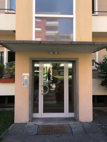 New Modern Apartment With Beautiful Lake View!