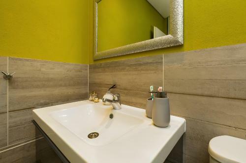 Apartamento Monolocale Con Terrazzo Vista Lago E Garage Via Cassarinetta